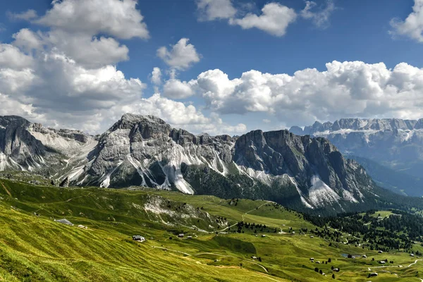 Dolomite dağlarındaki Gardena Vadisi 'nin sabah manzarası. Puez-Geisler Ulusal Parkı, Seceda Tepesi, İtalya, Avrupa. Odle grubu Val di Funes 'un dönüm noktasıdır..