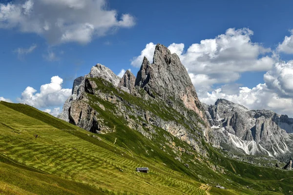 Dolomite dağlarındaki Gardena Vadisi 'nin sabah manzarası. Puez-Geisler Ulusal Parkı, Seceda Tepesi, İtalya, Avrupa. Odle grubu Val di Funes 'un dönüm noktasıdır..