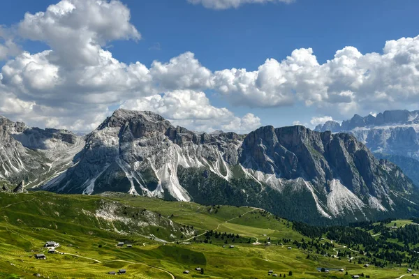 Dolomite dağlarındaki Gardena Vadisi 'nin sabah manzarası. Puez-Geisler Ulusal Parkı, Seceda Tepesi, İtalya, Avrupa. Odle grubu Val di Funes 'un dönüm noktasıdır..