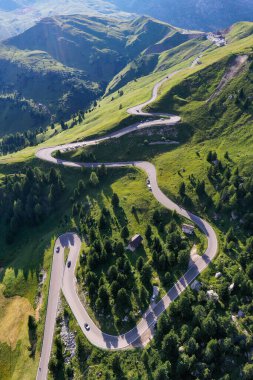 Dolomitlerdeki yılan yolu, Passo Sella. Passo Sella 'dan Canazei' nin güzel manzarası. Dolomitler, İtalya.