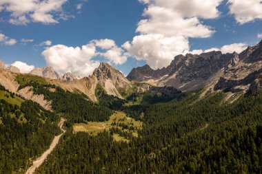 Val San Nicolo, Val di Fassa, Dolomites, İtalya 'daki dağ manzarası.