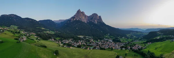 Alpe Siusi Seiser Alm Com Sciliar Schlern Grupo Montanha Segundo — Fotografia de Stock