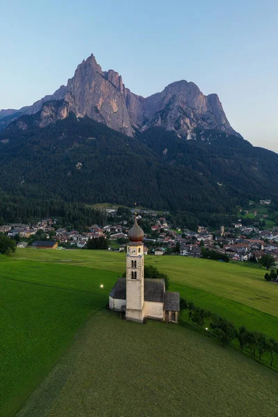 Aziz Valentin Kastelruth Dolomite Alplerinde Yaz Aylarında Köy Kilisesi Güneşli — Stok fotoğraf