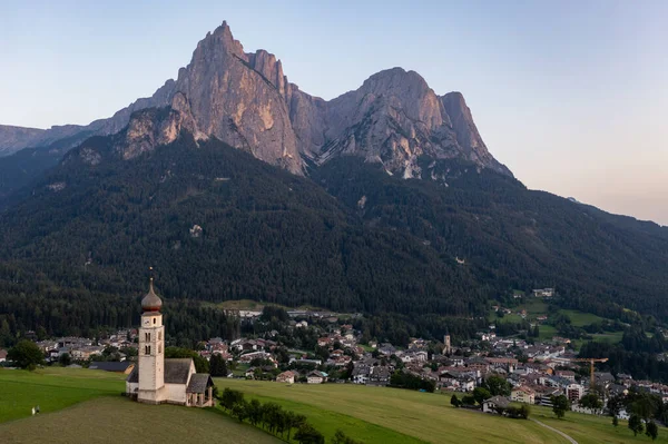 Aziz Valentin Kastelruth Dolomite Alplerinde Yaz Aylarında Köy Kilisesi Güneşli — Stok fotoğraf