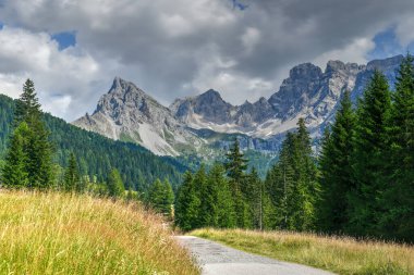 Val San Nicolo, Val di Fassa, Dolomites, İtalya 'daki dağ manzarası.
