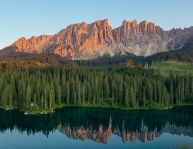 Lago di Carezza (Carezza Gölü) ve Dolomiti Trentino-Alto-Adige, İtalya