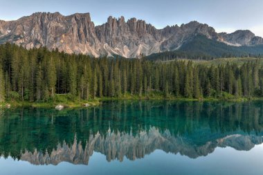 Lago di Carezza (Carezza Gölü) ve Dolomiti Trentino-Alto-Adige, İtalya