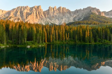 Lago di Carezza (Carezza Gölü) ve Dolomiti Trentino-Alto-Adige, İtalya