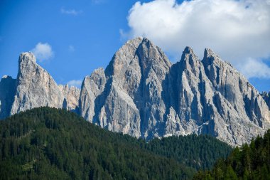 Yaz mevsiminde Santa Maddalena köyündeki Dolomitler Alp Dağı manzarası, St. Magdalena İtalya