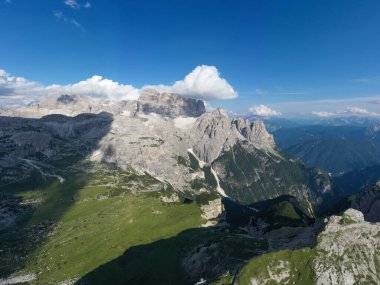 Dolomitler dağlarında güneşli güzel bir gün. Tre Cime di Lavaredo 'nun manzarası. Bacaya benzeyen üç ünlü dağ zirvesi..