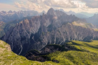 Dolomitler dağlarında güneşli güzel bir gün. Tre Cime di Lavaredo 'nun manzarası. Bacaya benzeyen üç ünlü dağ zirvesi..