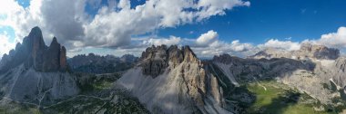 Dolomitler dağlarında güneşli güzel bir gün. Tre Cime di Lavaredo 'nun manzarası. Bacaya benzeyen üç ünlü dağ zirvesi..