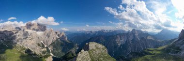 Dolomitler dağlarında güneşli güzel bir gün. Tre Cime di Lavaredo 'nun manzarası. Bacaya benzeyen üç ünlü dağ zirvesi..