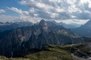 Dolomitler dağlarında güneşli güzel bir gün. Tre Cime di Lavaredo 'nun manzarası. Bacaya benzeyen üç ünlü dağ zirvesi..