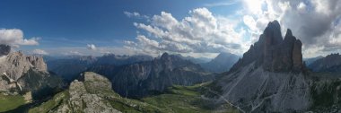 Dolomitler dağlarında güneşli güzel bir gün. Tre Cime di Lavaredo 'nun manzarası. Bacaya benzeyen üç ünlü dağ zirvesi..