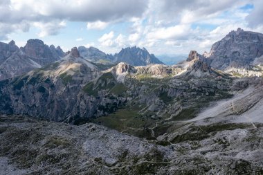 Dolomitler dağlarında güneşli güzel bir gün. Tre Cime di Lavaredo 'nun manzarası. Bacaya benzeyen üç ünlü dağ zirvesi..