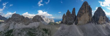 Dolomitler dağlarında güneşli güzel bir gün. Tre Cime di Lavaredo 'nun manzarası. Bacaya benzeyen üç ünlü dağ zirvesi..