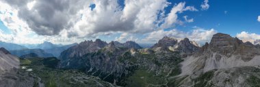 Dolomitler dağlarında güneşli güzel bir gün. Tre Cime di Lavaredo 'nun manzarası. Bacaya benzeyen üç ünlü dağ zirvesi..