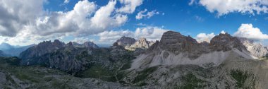 Dolomitler dağlarında güneşli güzel bir gün. Tre Cime di Lavaredo 'nun manzarası. Bacaya benzeyen üç ünlü dağ zirvesi..