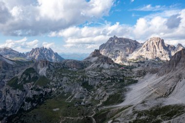 Dolomitler dağlarında güneşli güzel bir gün. Tre Cime di Lavaredo 'nun manzarası. Bacaya benzeyen üç ünlü dağ zirvesi..