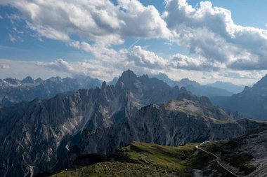 Dolomitler dağlarında güneşli güzel bir gün. Tre Cime di Lavaredo 'nun manzarası. Bacaya benzeyen üç ünlü dağ zirvesi..