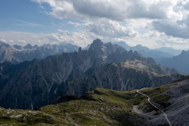 Dolomitler dağlarında güneşli güzel bir gün. Tre Cime di Lavaredo 'nun manzarası. Bacaya benzeyen üç ünlü dağ zirvesi..