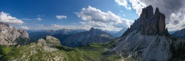 Dolomitler dağlarında güneşli güzel bir gün. Tre Cime di Lavaredo 'nun manzarası. Bacaya benzeyen üç ünlü dağ zirvesi..