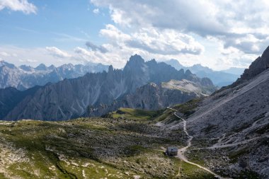 Dolomitler dağlarında güneşli güzel bir gün. Tre Cime di Lavaredo 'nun manzarası. Bacaya benzeyen üç ünlü dağ zirvesi..