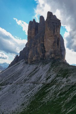 Dolomitler dağlarında güneşli güzel bir gün. Tre Cime di Lavaredo 'nun manzarası. Bacaya benzeyen üç ünlü dağ zirvesi..