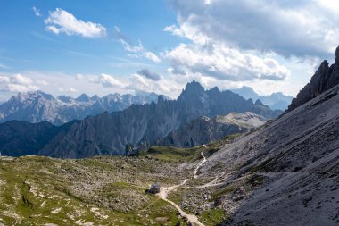 Dolomitler dağlarında güneşli güzel bir gün. Tre Cime di Lavaredo 'nun manzarası. Bacaya benzeyen üç ünlü dağ zirvesi..