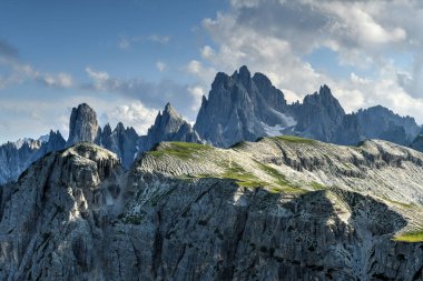 Dolomitler dağlarında güneşli güzel bir gün. Tre Cime di Lavaredo 'nun manzarası. Bacaya benzeyen üç ünlü dağ zirvesi..