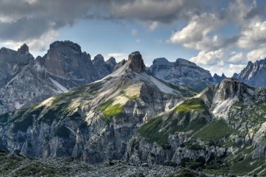 Dolomitler dağlarında güneşli güzel bir gün. Tre Cime di Lavaredo 'nun manzarası. Bacaya benzeyen üç ünlü dağ zirvesi..