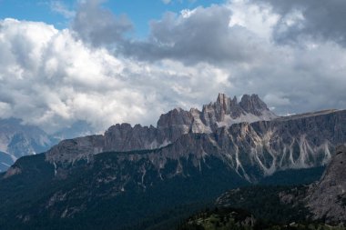 İtalya 'nın Dolomite dağlarındaki Cinque Torri' nin panoramik manzarası.