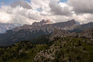 İtalya 'nın Dolomite dağlarındaki Cinque Torri' nin panoramik manzarası.