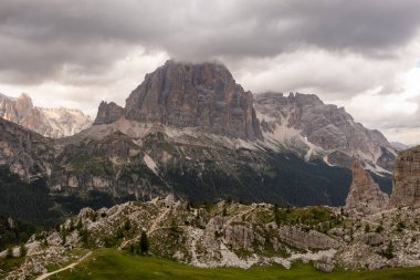 İtalya 'nın Dolomite dağlarındaki Cinque Torri' nin panoramik manzarası.