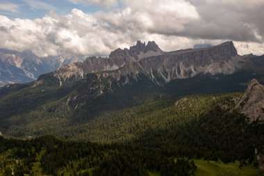 İtalya 'nın Dolomite dağlarındaki Cinque Torri' nin panoramik manzarası.