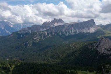 İtalya 'nın Dolomite dağlarındaki Cinque Torri' nin panoramik manzarası.