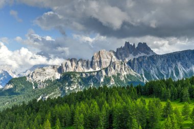 İtalya 'nın Dolomite dağlarındaki Cinque Torri' nin panoramik manzarası.