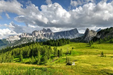 İtalya 'nın Dolomite dağlarındaki Cinque Torri' nin panoramik manzarası.