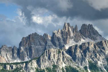 İtalya 'nın Dolomite dağlarındaki Cinque Torri' nin panoramik manzarası.