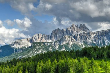 İtalya 'nın Dolomite dağlarındaki Cinque Torri' nin panoramik manzarası.