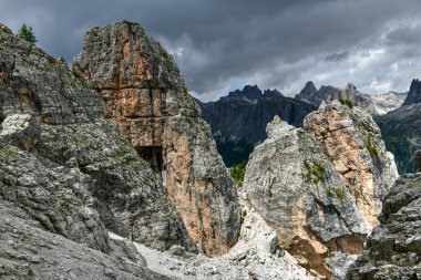 İtalya 'nın Dolomite dağlarındaki Cinque Torri' nin panoramik manzarası.