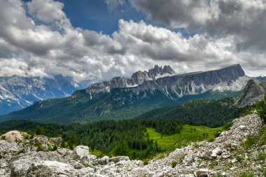 İtalya 'nın Dolomite dağlarındaki Cinque Torri' nin panoramik manzarası.