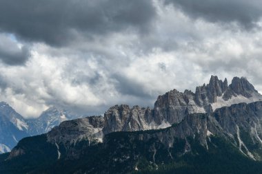 İtalya 'nın Dolomite dağlarındaki Cinque Torri' nin panoramik manzarası.