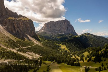 Dolomitlerin renkleri Güney Tyrol, İtalya 'daki vadi manzaralı. Yeşil çimenler, dağlar ve mavi gökyüzü. Yaz.
