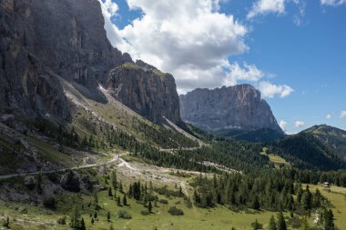 Dolomitlerin renkleri Güney Tyrol, İtalya 'daki vadi manzaralı. Yeşil çimenler, dağlar ve mavi gökyüzü. Yaz.