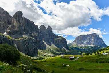 Dolomitlerin renkleri Güney Tyrol, İtalya 'daki vadi manzaralı. Yeşil çimenler, dağlar ve mavi gökyüzü. Yaz.