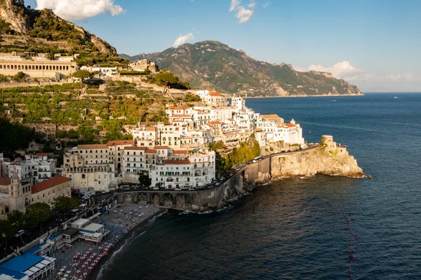 Talya Daki Amalfia Sahili Boyunca Uzanan Amalfia Şehrinin Havadan Görünüşü — Stok fotoğraf