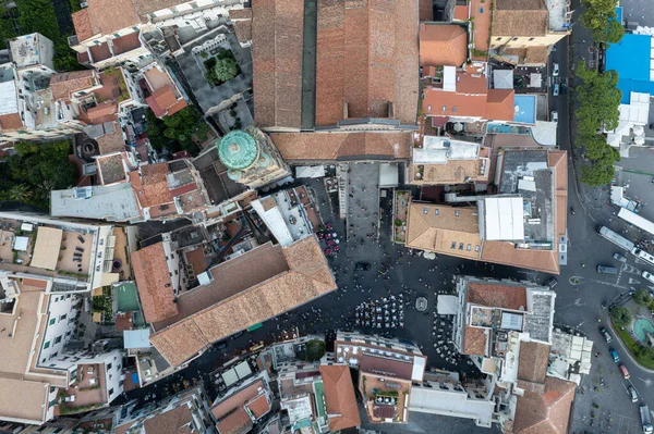 Havari Aziz Andrew 'un dikey görüntüsü Piazza del Duomo' daki Roma Katolik kilisesi..