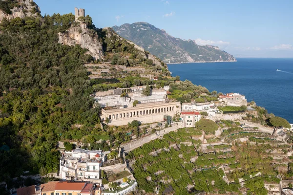 Talya Daki Amalfia Sahili Boyunca Uzanan Amalfia Şehrinin Havadan Görünüşü — Stok fotoğraf